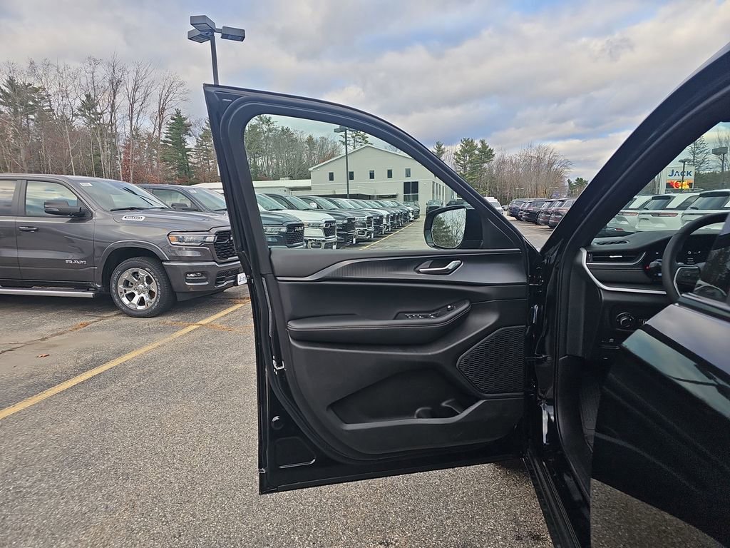 New 2025 Jeep Grand Cherokee L Altitude image 11