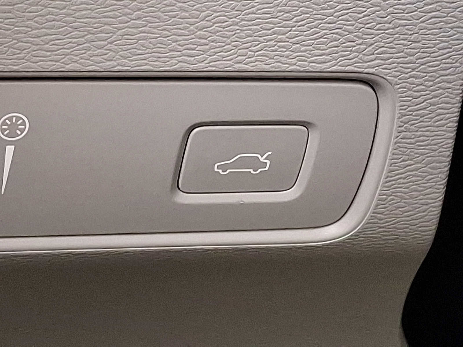 Used 2019 Volvo XC40 T5 Momentum image 25