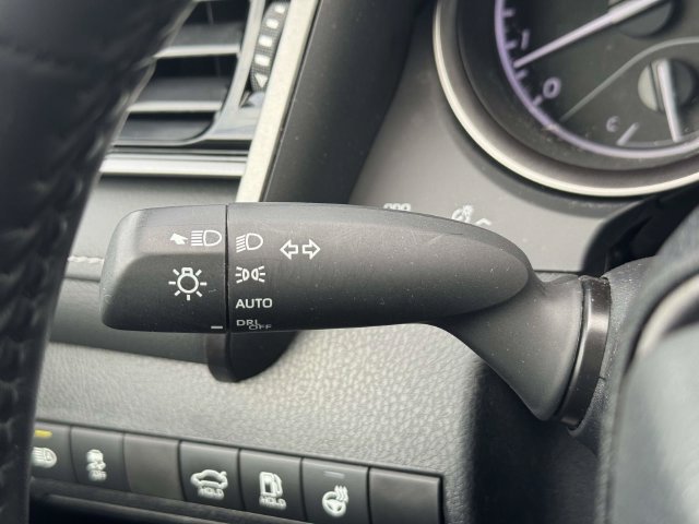 Used 2024 Toyota Camry SE w/ Cold Weather Package FWD image 32