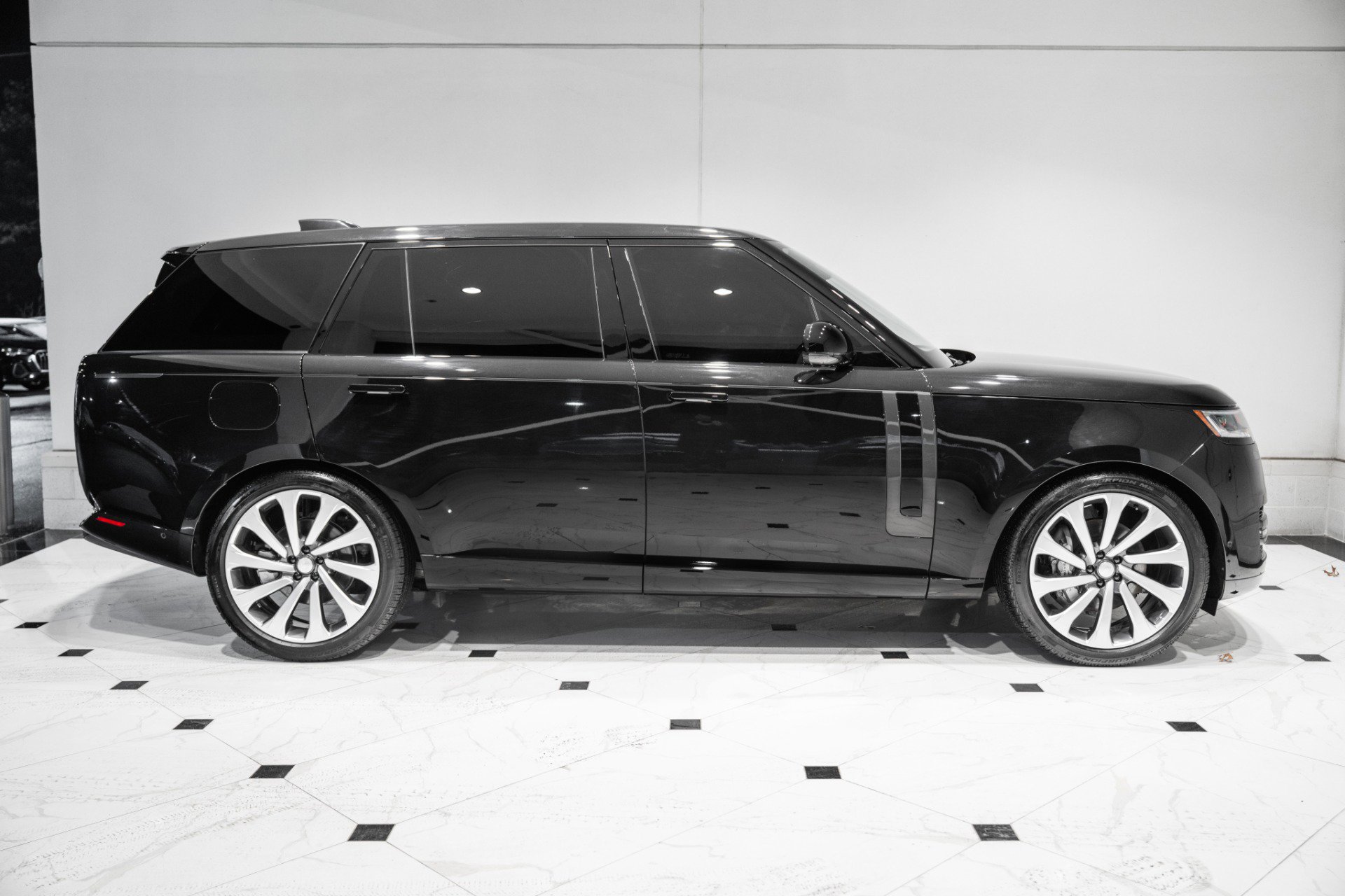 Used 2025 Land Rover Range Rover Long Wheelbase SE AWD/4WD image 6