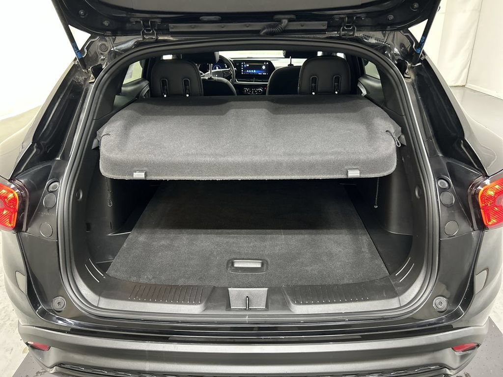Used 2025 Chevrolet Trax RS w/ Sunroof Package FWD image 22