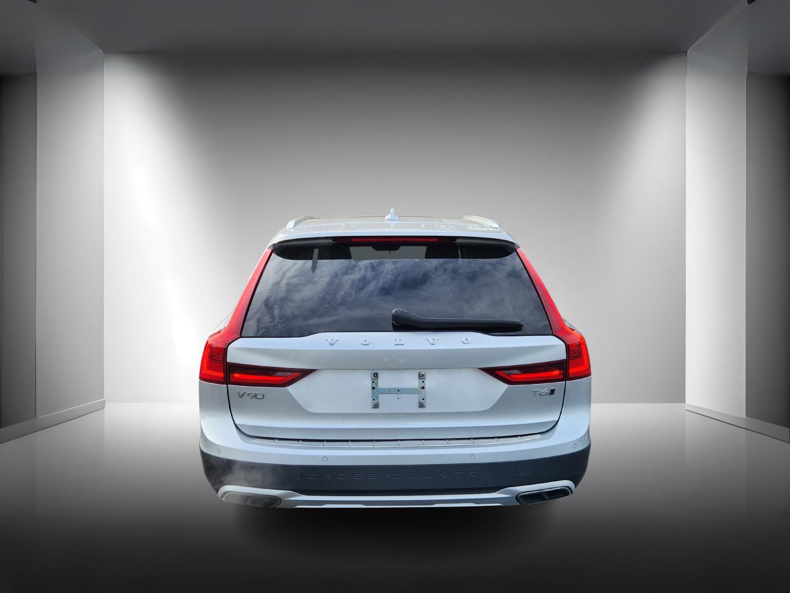 Used 2019 Volvo V90 T6 Cross Country image 4