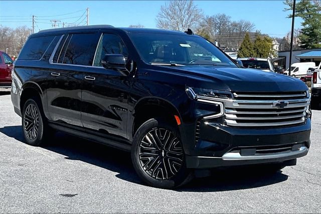 Used 2023 Chevrolet Suburban High Country image 2