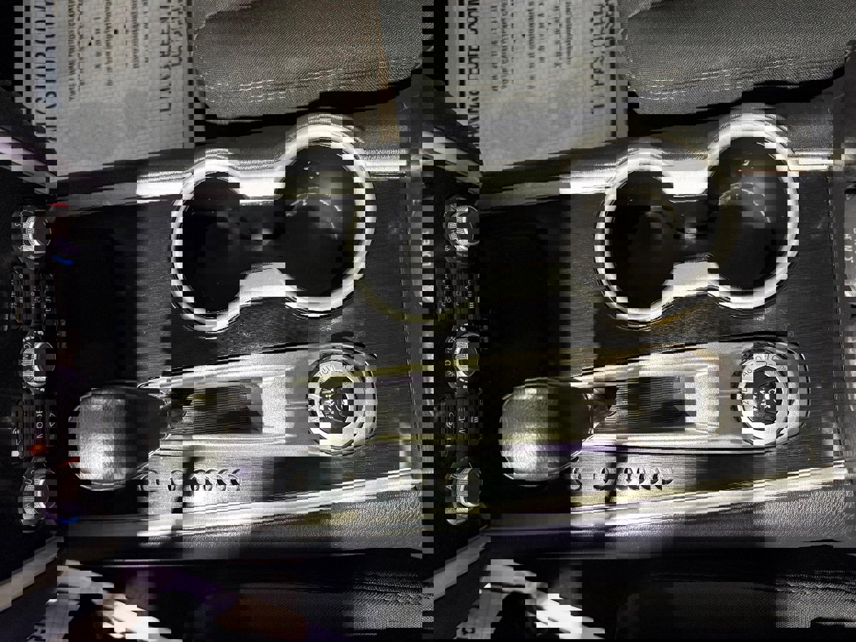 Used 2019 Nissan Pathfinder SV image 16