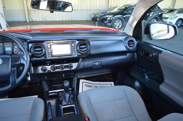 Used 2017 Toyota Tacoma 4x4 Access Cab image 41