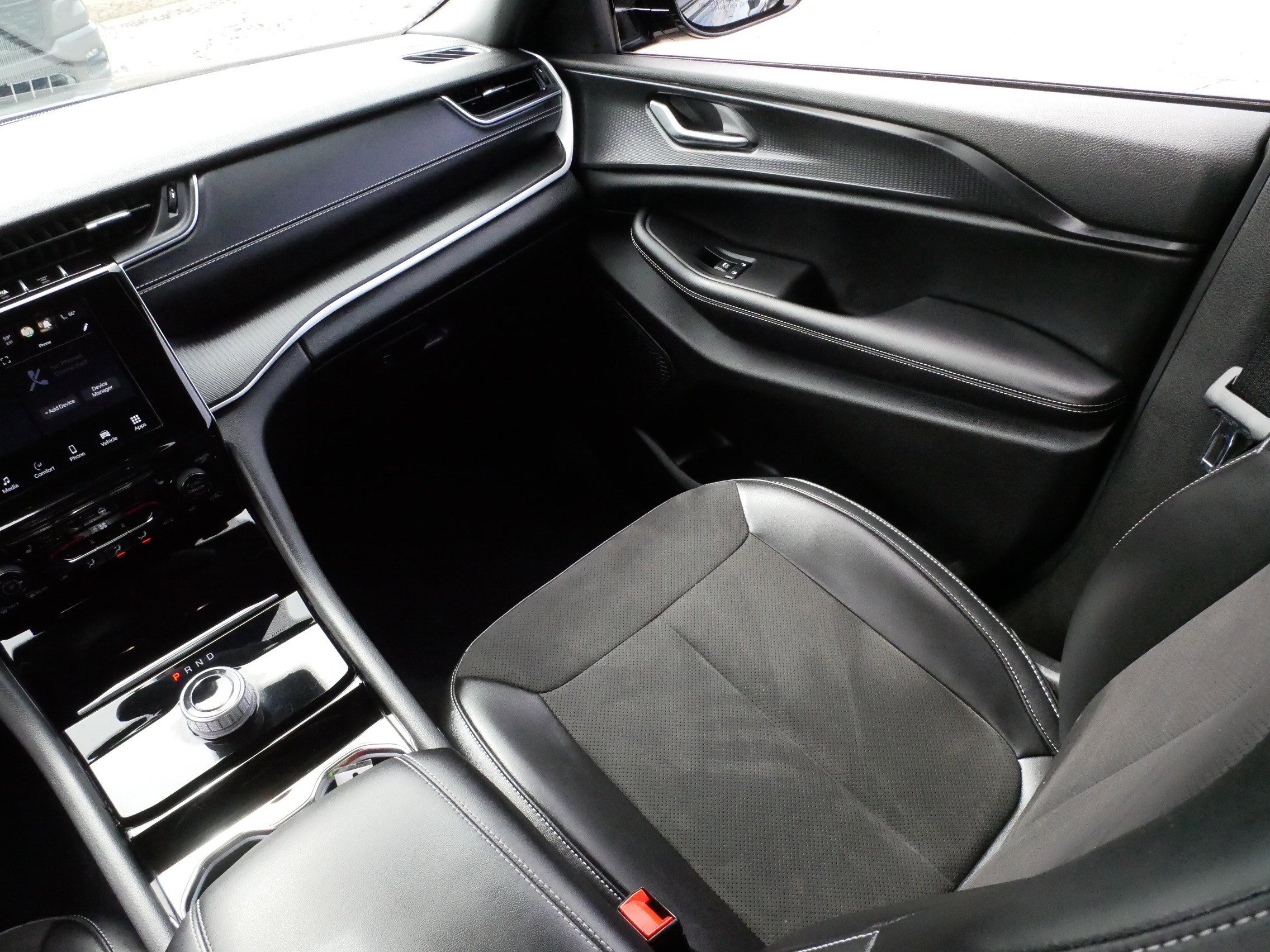 Used 2023 Jeep Grand Cherokee Altitude image 11