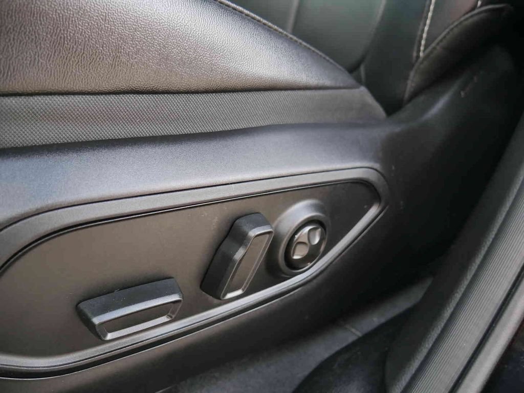 Certified 2025 Jeep Grand Cherokee Limited w/ Luxury Tech Group II AWD/4WD image 26