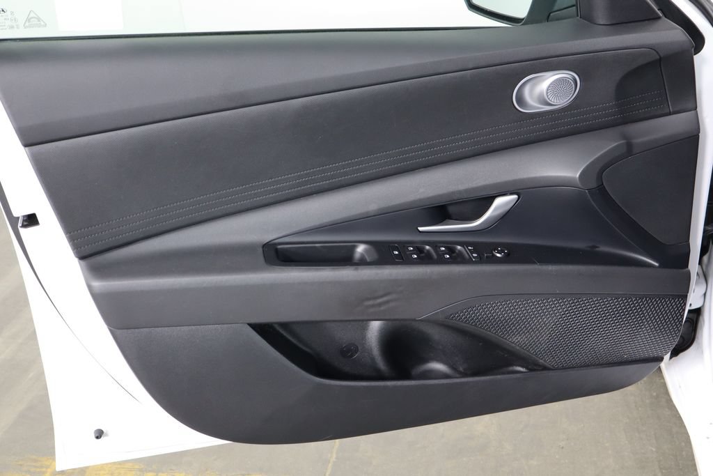 Used 2025 Hyundai Elantra SE FWD image 19
