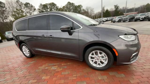 Used 2023 Chrysler Pacifica Touring-L image 3