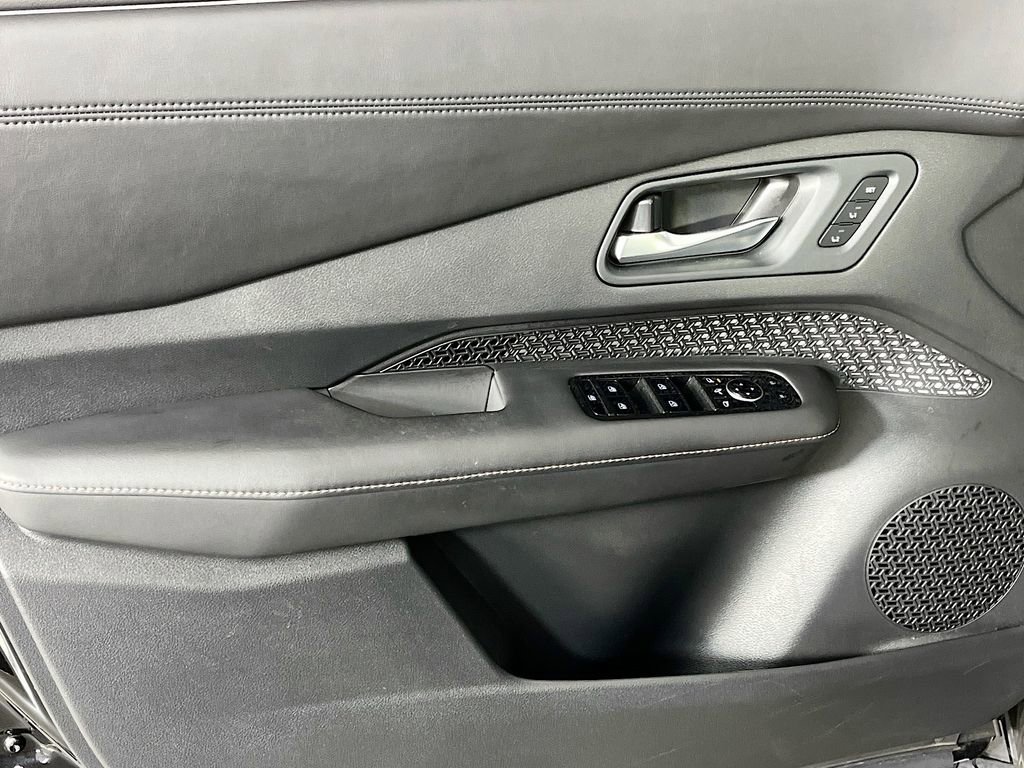 Used 2025 Nissan Ariya AWD image 28