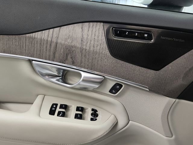 Used 2024 Volvo XC90 B6 Plus image 27