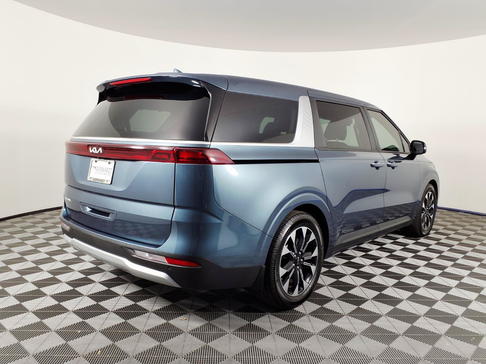 Used 2024 Kia Carnival EX FWD image 4
