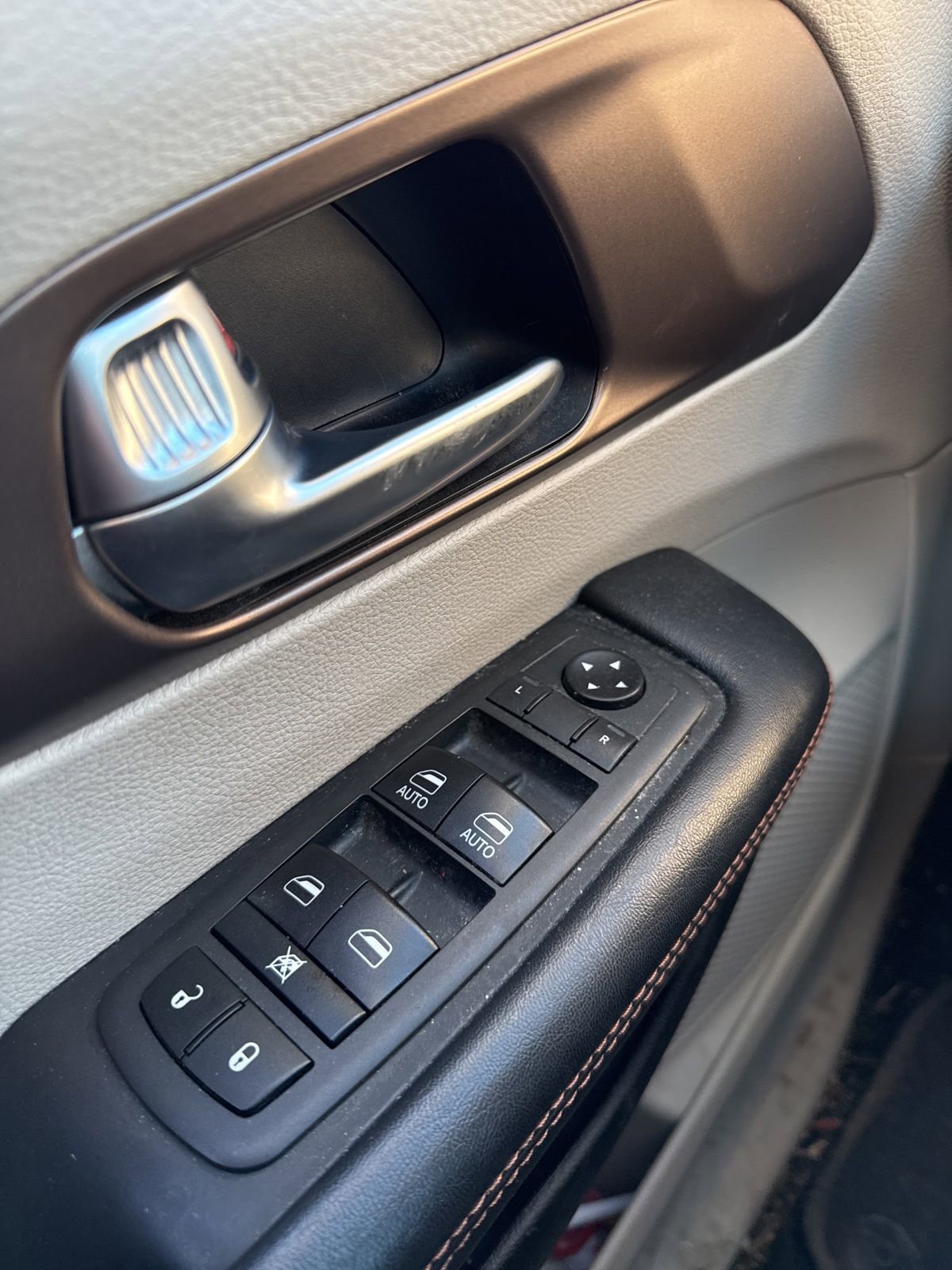 Used 2019 Chrysler Pacifica Touring-L image 16