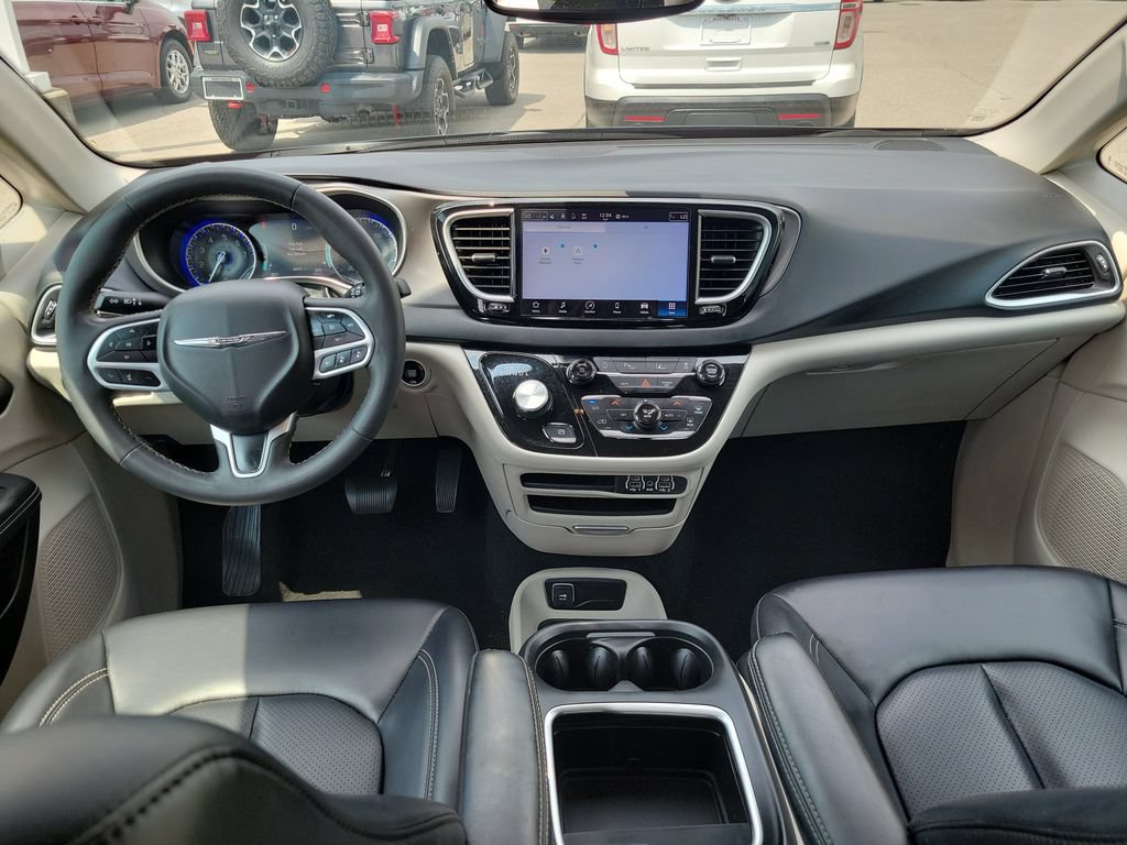 Used 2023 Chrysler Pacifica Touring-L FWD image 10