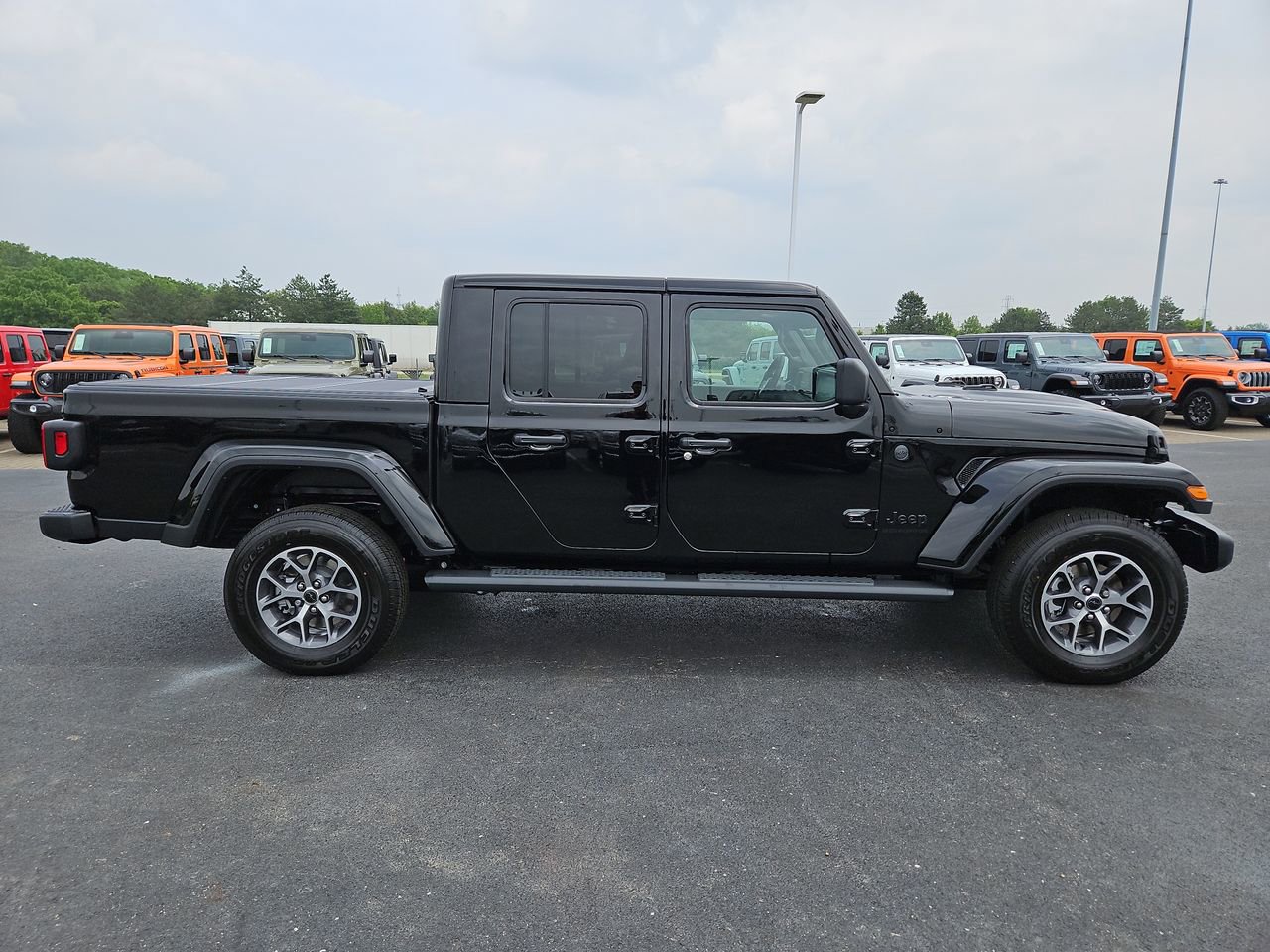 New 2025 Jeep Gladiator Sport image 9