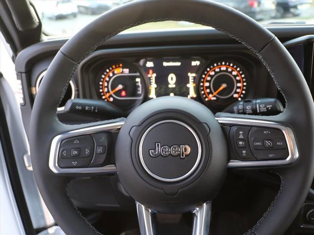 Used 2025 Jeep Wrangler Sahara image 24