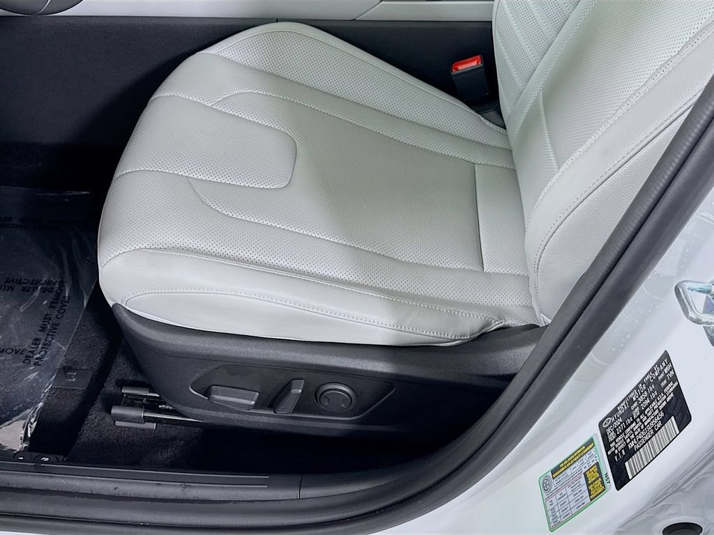Certified 2025 Hyundai Elantra Limited FWD image 27