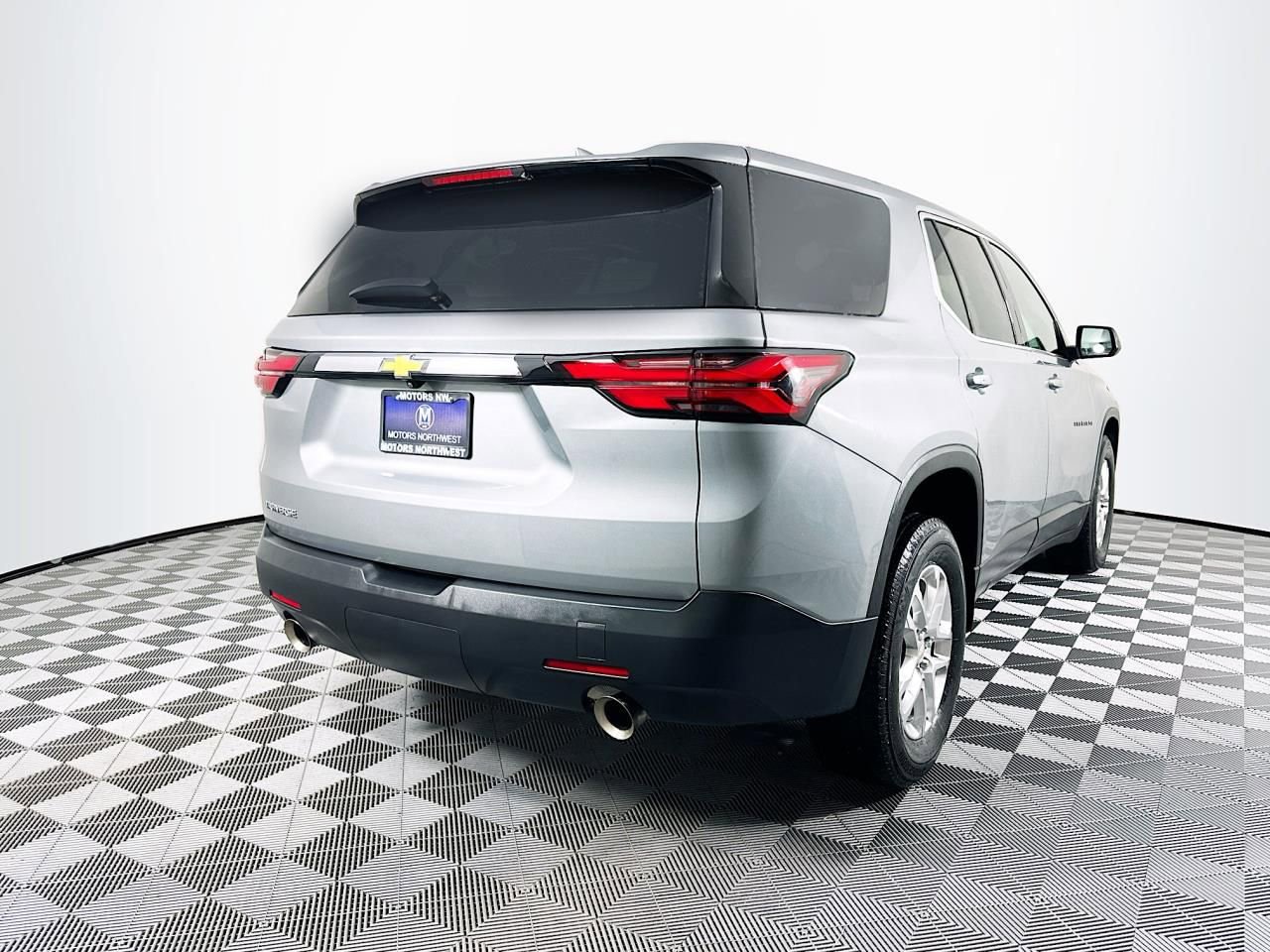 Used 2023 Chevrolet Traverse LS image 9