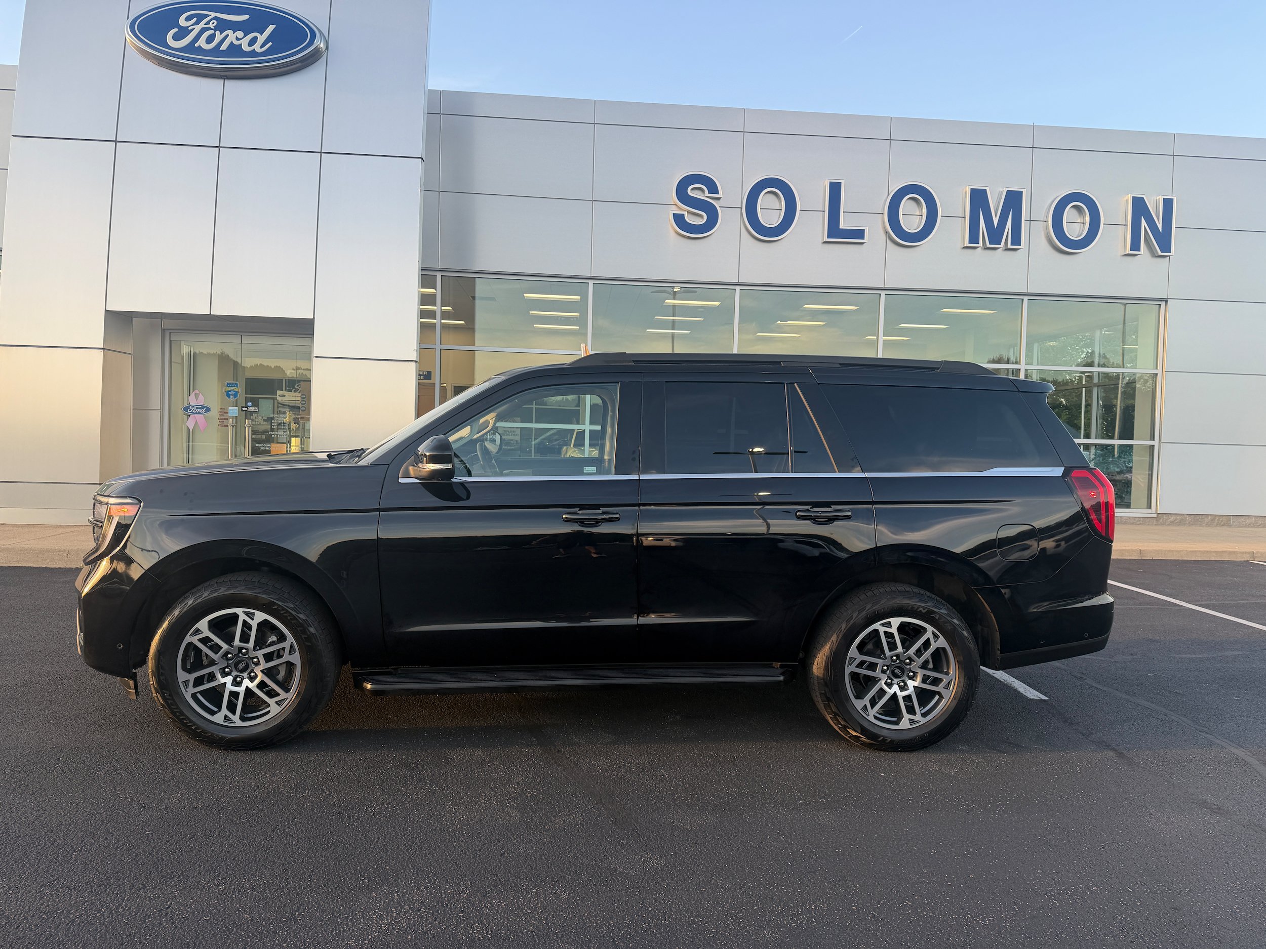 Certified 2025 Ford Expedition Active AWD/4WD image 9
