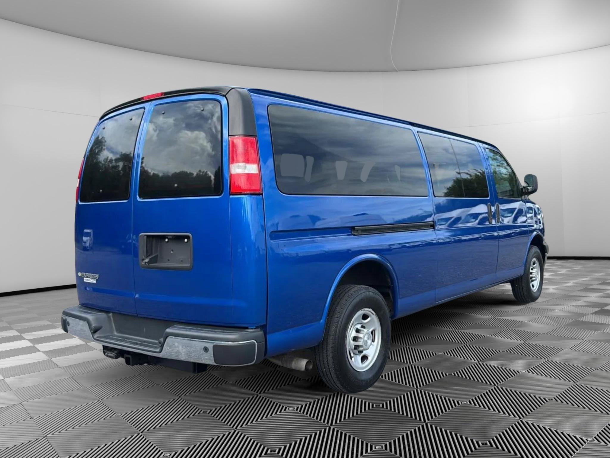Used 2019 Chevrolet Express 3500 LS w/ Chrome Appearance Package RWD image 4