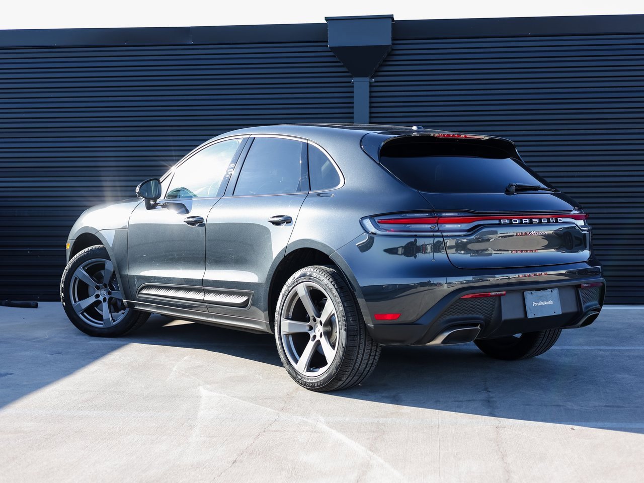 Certified 2025 Porsche Macan image 3