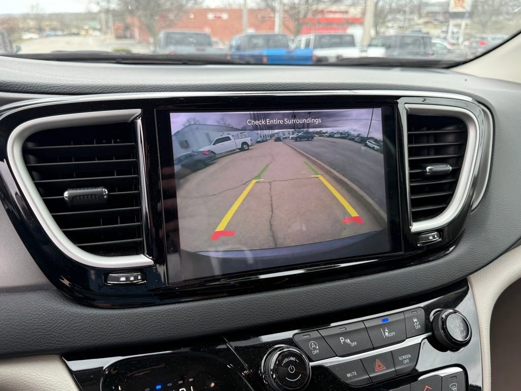 Used 2023 Chrysler Pacifica Touring-L image 19