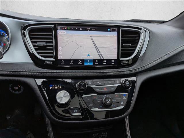 Used 2025 Chrysler Pacifica Limited image 12