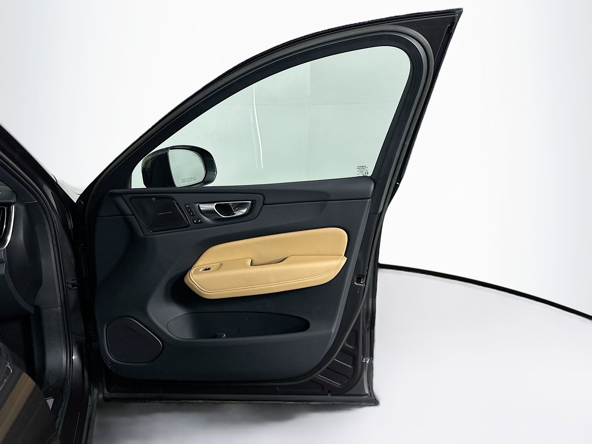 Used 2023 Volvo XC60 B5 Ultimate w/ Climate Package image 34