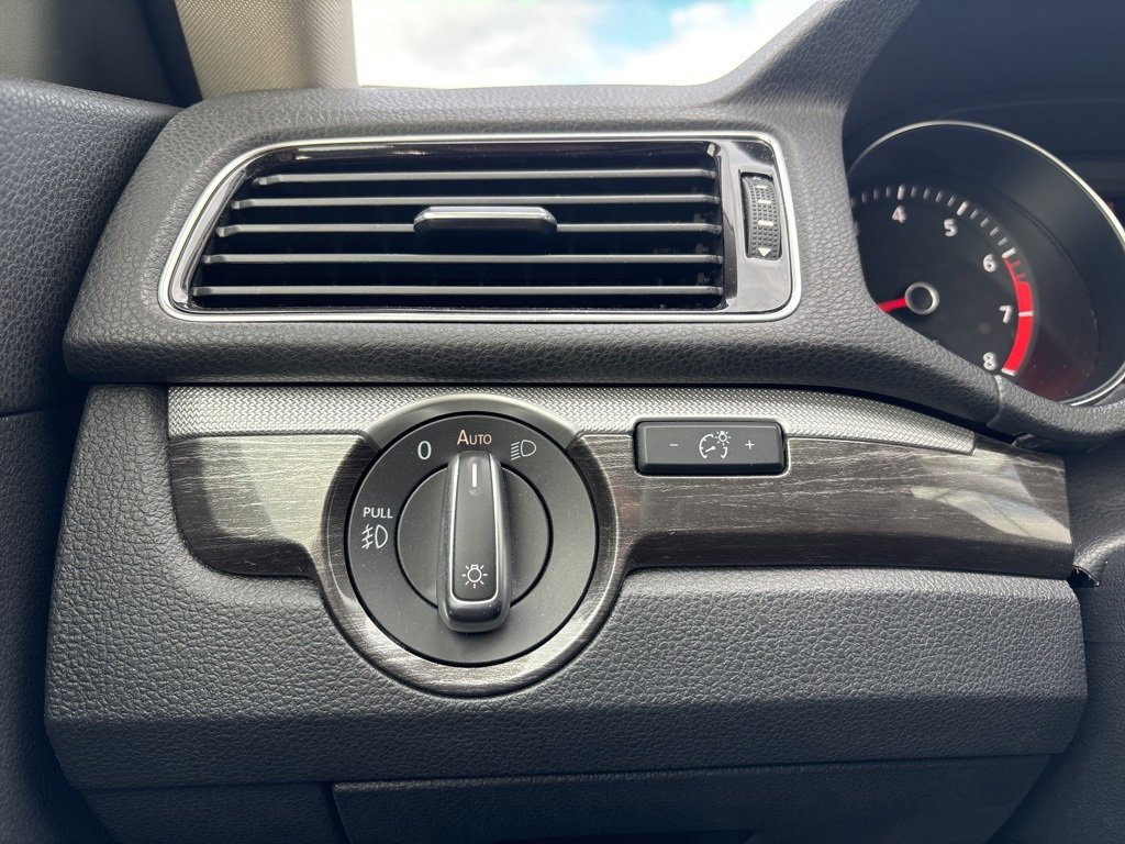 Used 2018 Volkswagen Passat 2.0T SEL Premium image 12