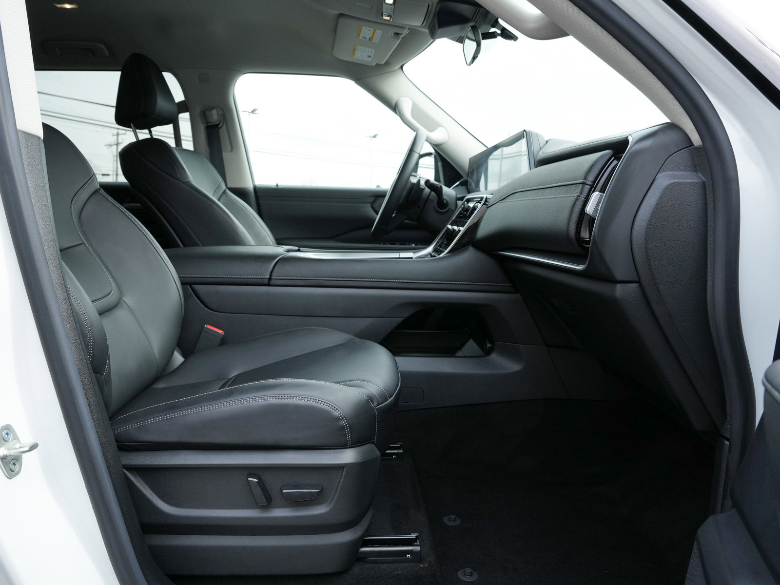 Used 2025 Nissan Armada SV image 43