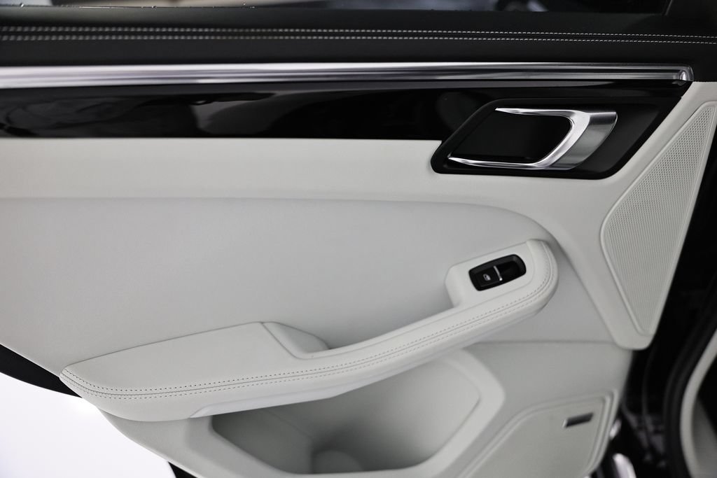 Certified 2026 Porsche Macan AWD/4WD image 26