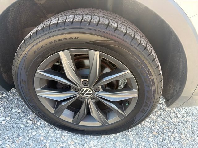 Used 2023 Volkswagen Tiguan SE AWD/4WD image 34