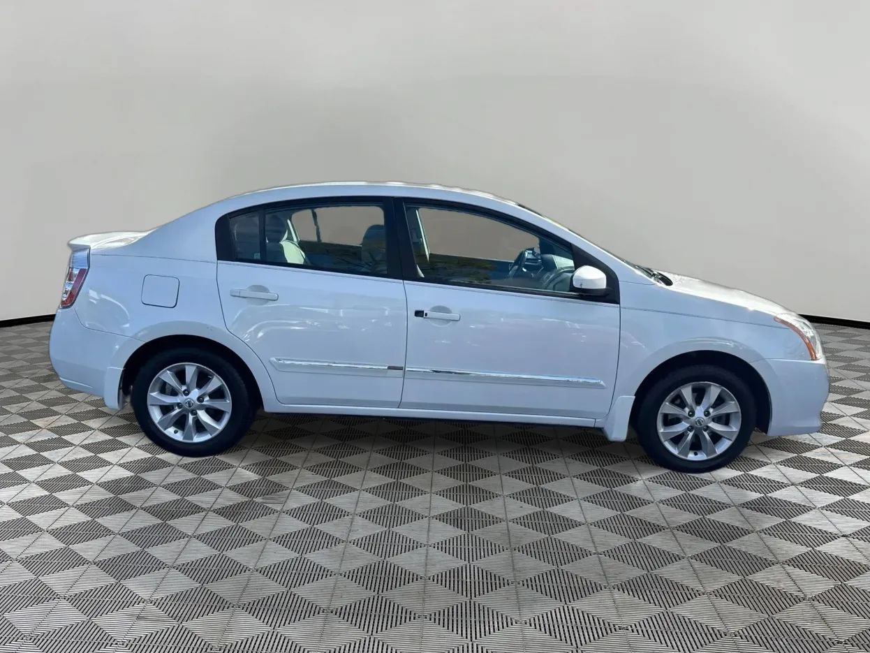 Used 2011 Nissan Sentra 2.0 SL w/ Navigation Pkg FWD image 4