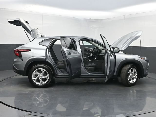 Used 2025 Chevrolet Trax LS w/ LS Convenience Package image 35