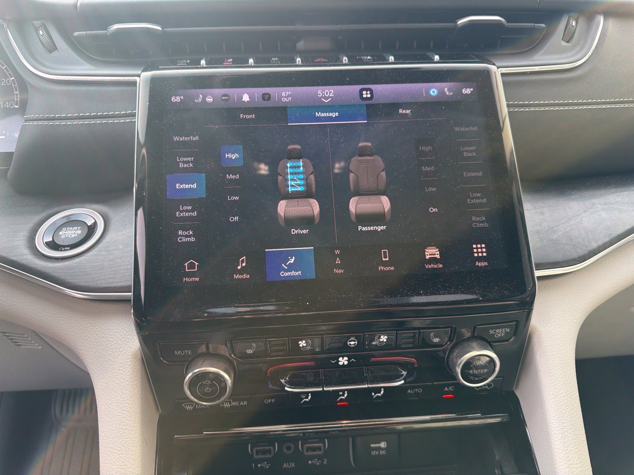 Used 2023 Jeep Grand Cherokee Overland w/ Luxury Tech Group IV AWD/4WD image 20