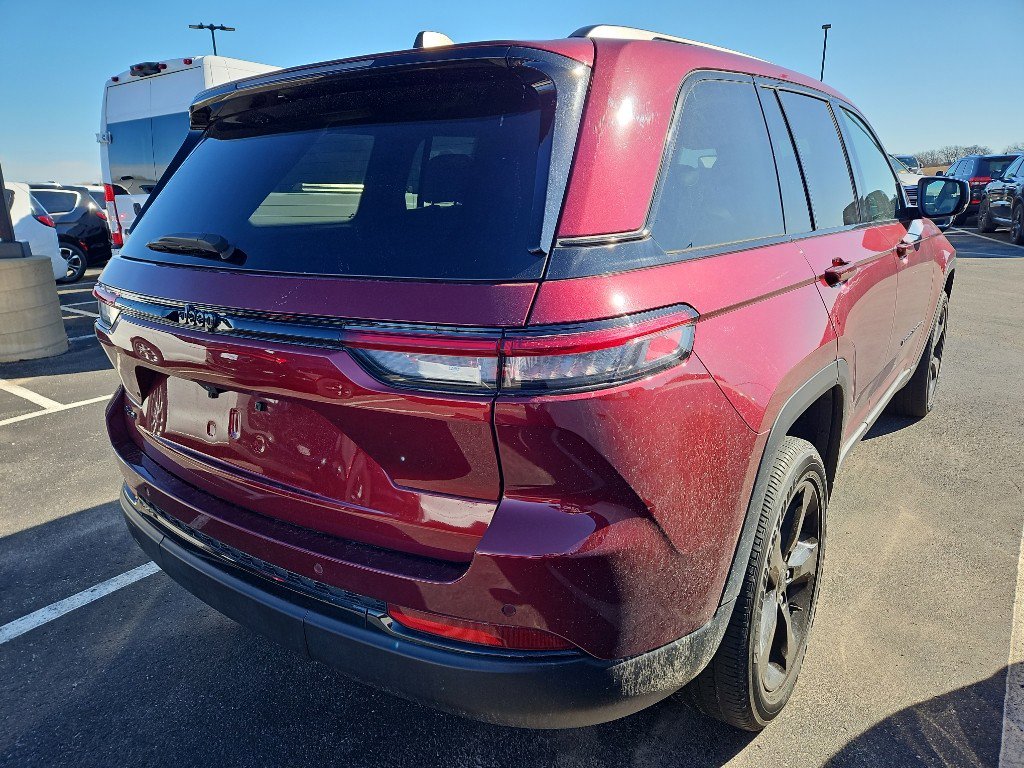 Used 2023 Jeep Grand Cherokee Altitude image 7