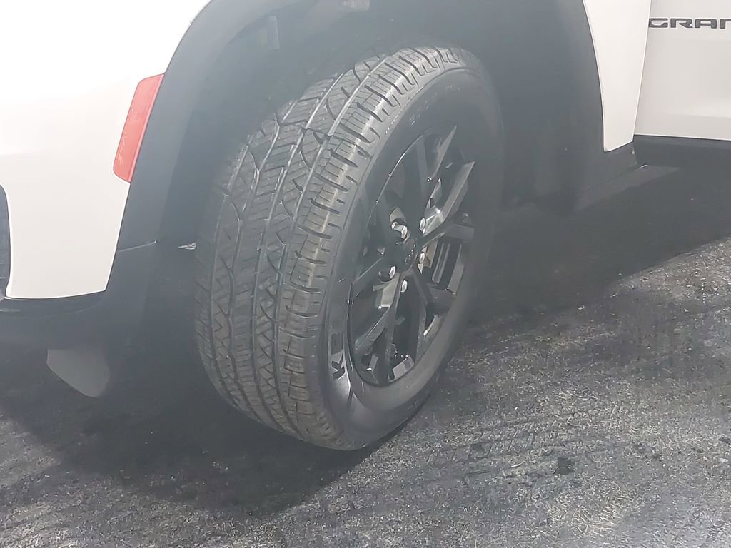 Used 2024 Jeep Grand Cherokee L Laredo image 34