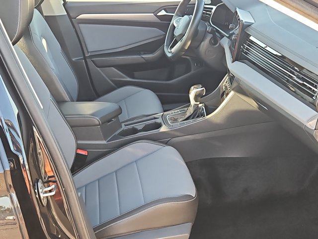 Used 2025 Volkswagen Jetta SE FWD image 21