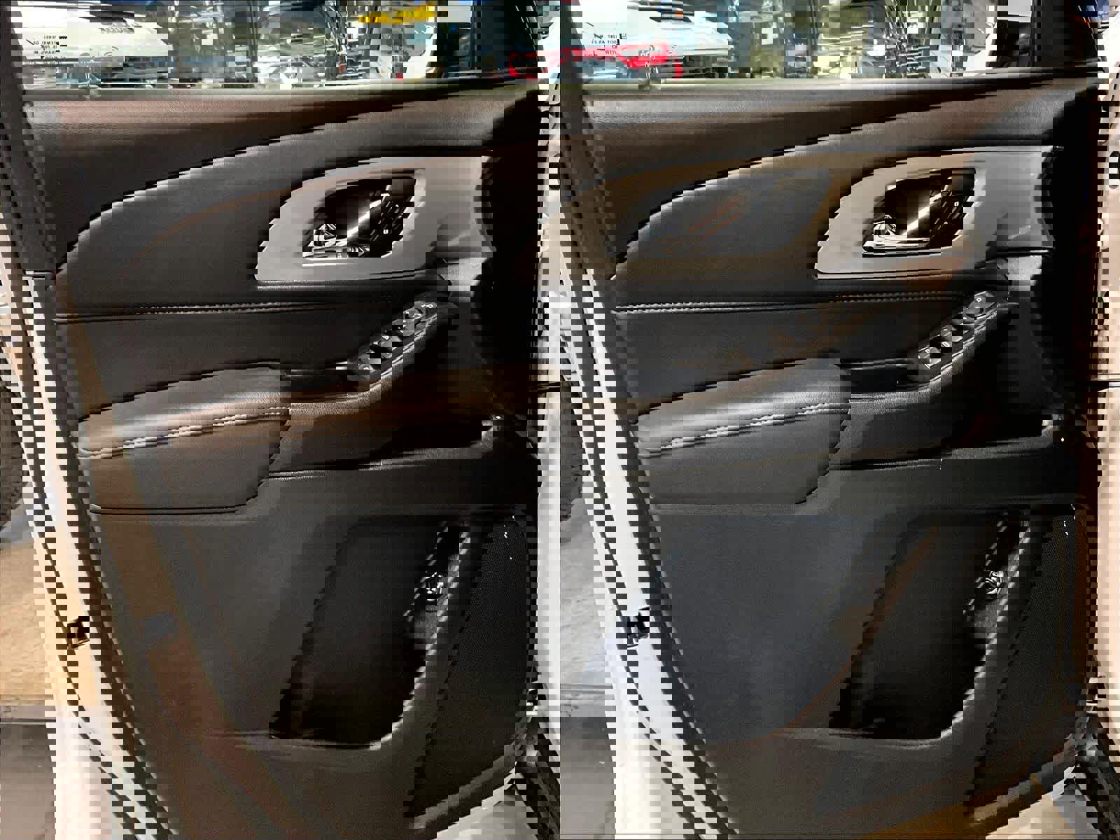 Used 2023 Chevrolet Traverse LT image 9