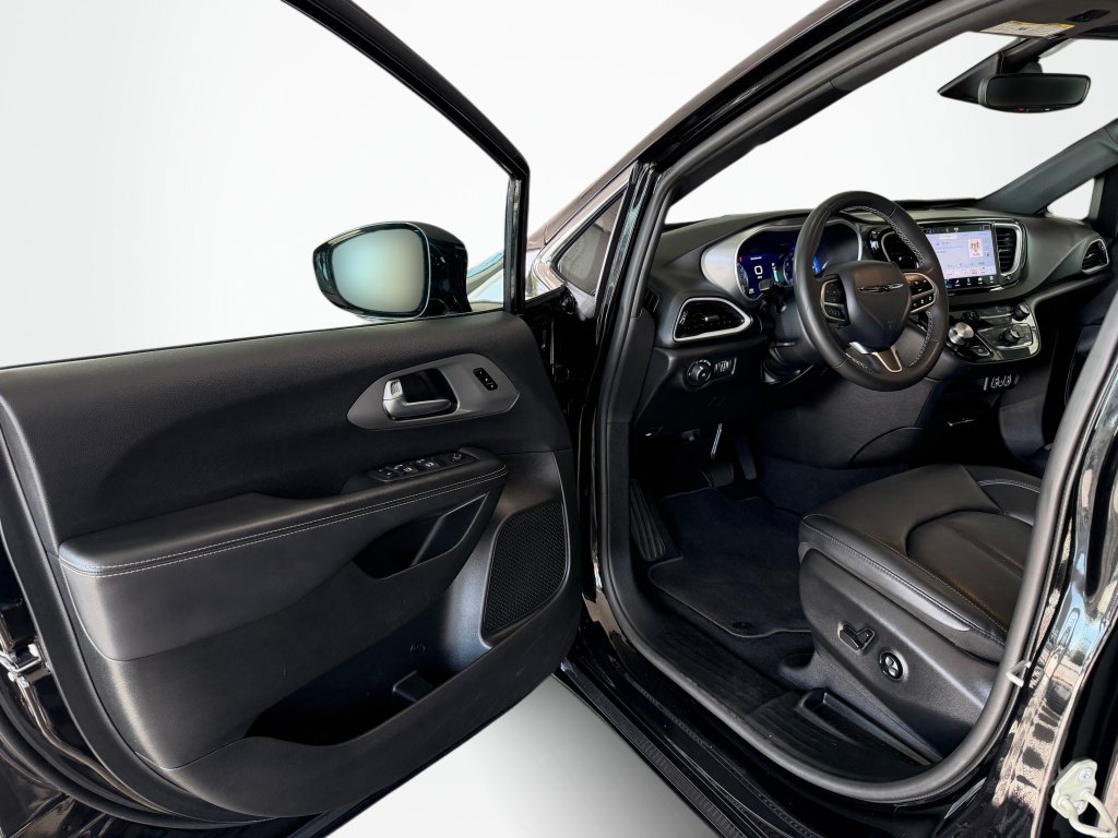Used 2025 Chrysler Pacifica Select FWD image 30