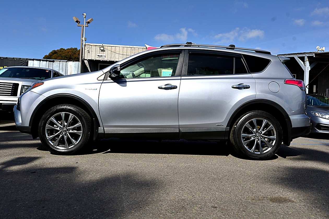 Used 2017 Toyota RAV4 Limited AWD/4WD image 4