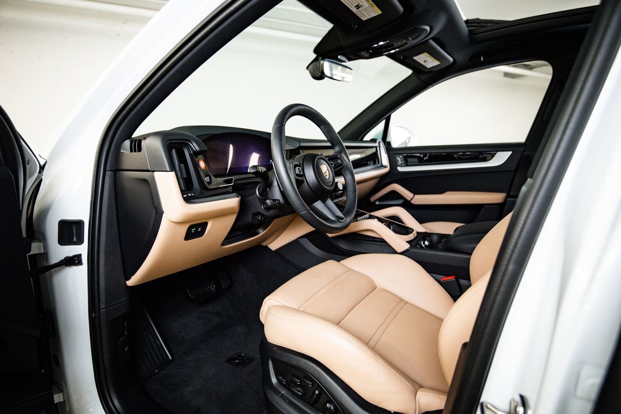 Certified 2025 Porsche Cayenne AWD/4WD image 4