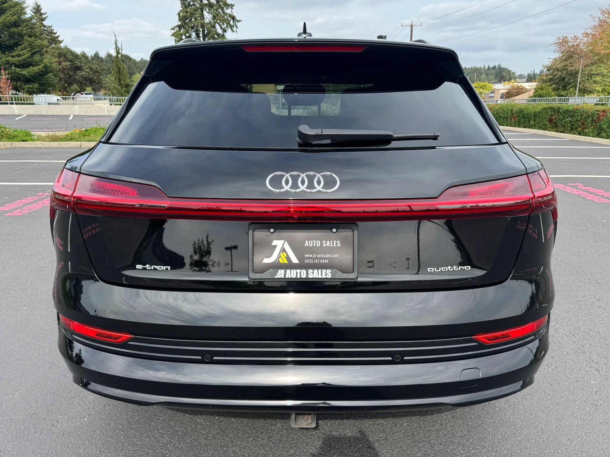 Used 2022 Audi e-tron Premium w/ Convenience Plus Package AWD/4WD image 9