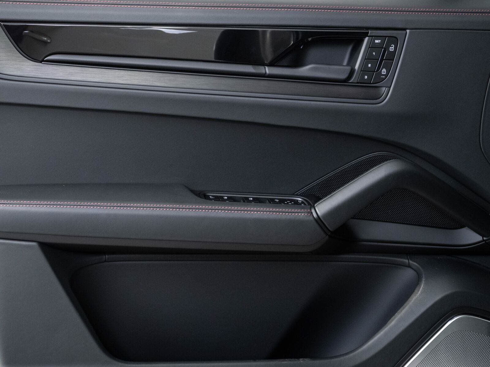 Certified 2026 Porsche Cayenne GTS AWD/4WD image 6