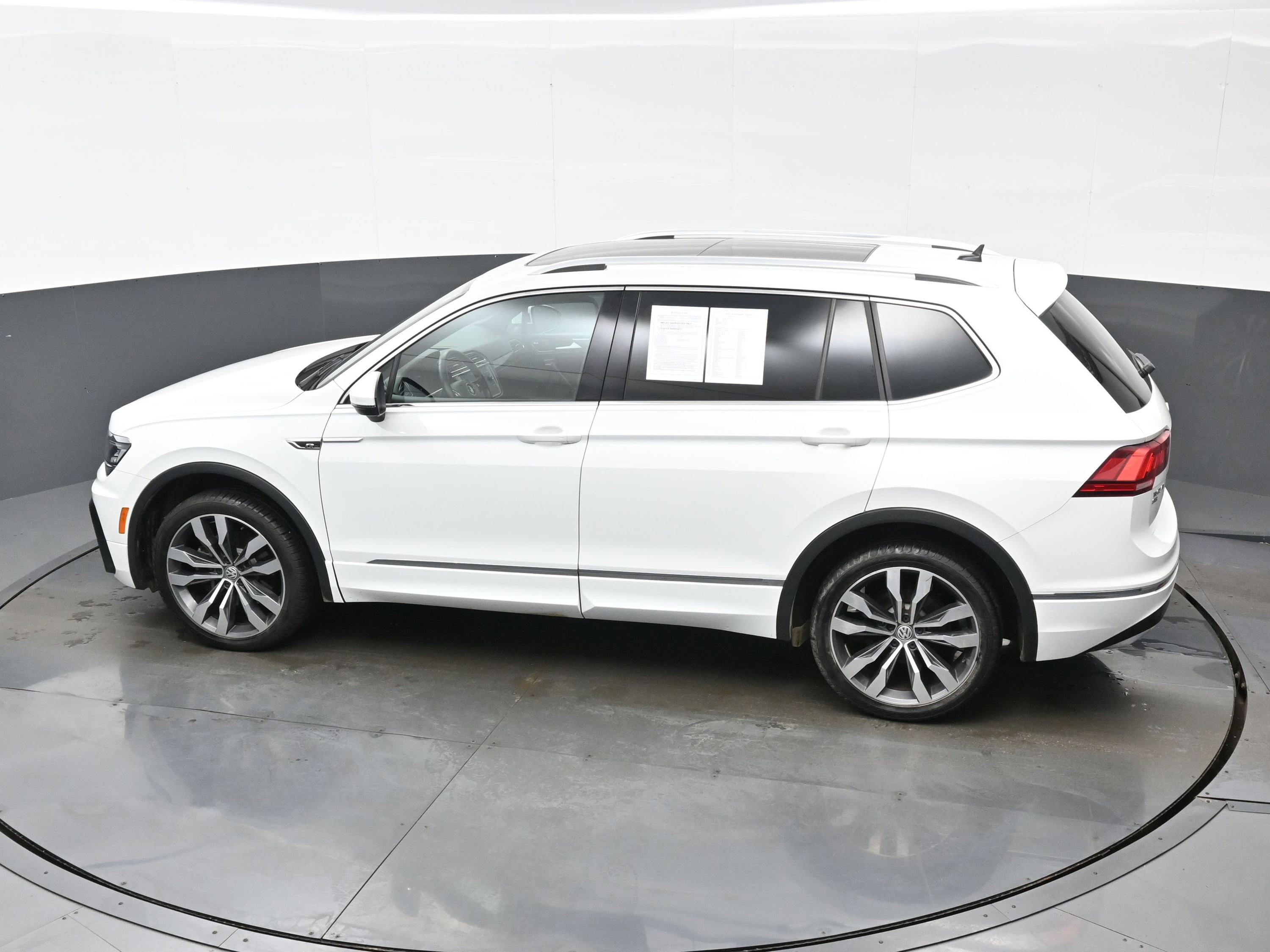 Used 2021 Volkswagen Tiguan SEL Premium R-Line image 36