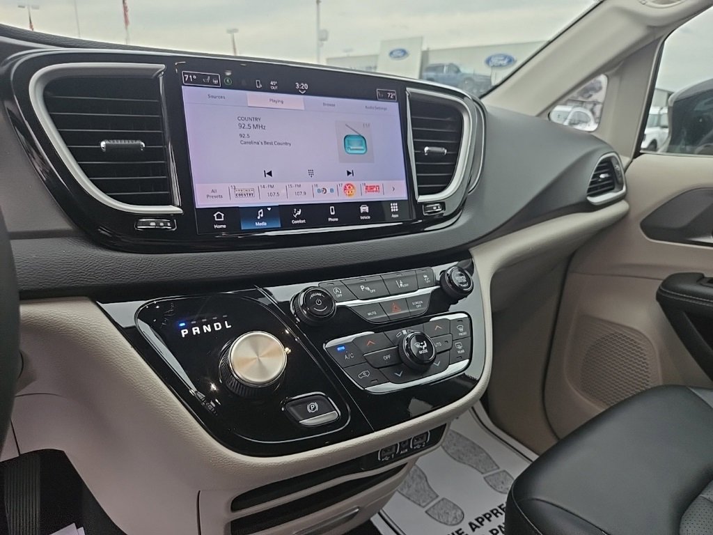 Used 2024 Chrysler Pacifica Touring-L image 19