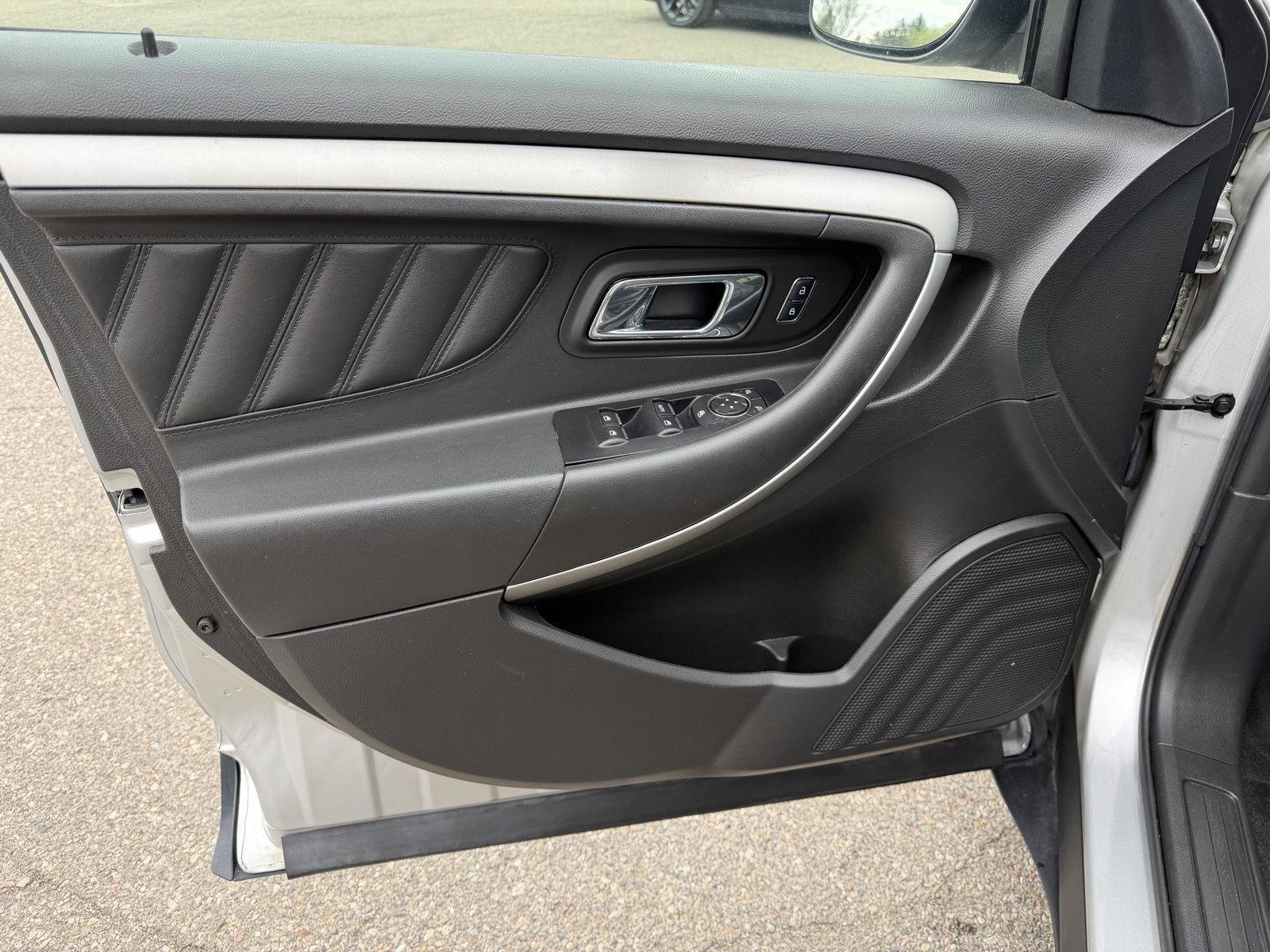 Used 2017 Ford Taurus SEL w/ Equipment Group 201A FWD image 11
