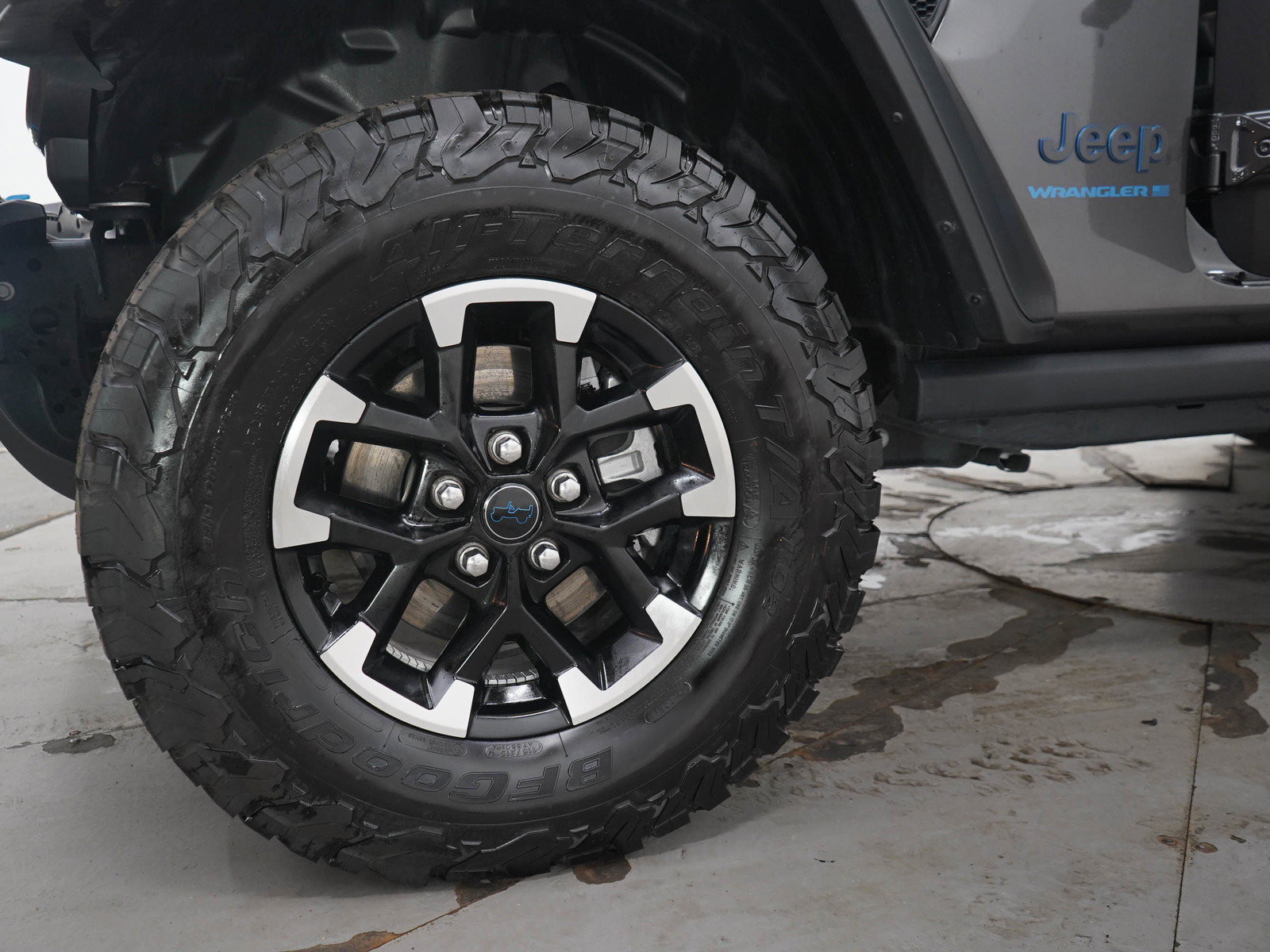 Used 2025 Jeep Wrangler Unlimited Rubicon 4xe w/ Convenience Group AWD/4WD image 28