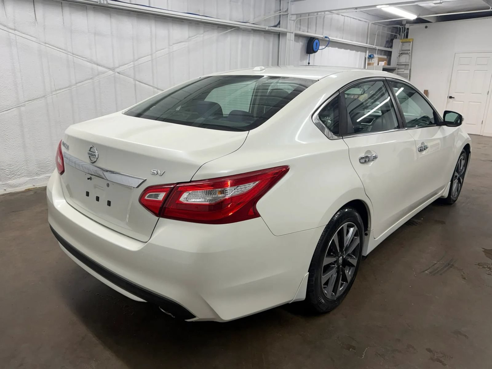 Used 2016 Nissan Altima 2.5 SV w/ Convenience Package FWD image 2