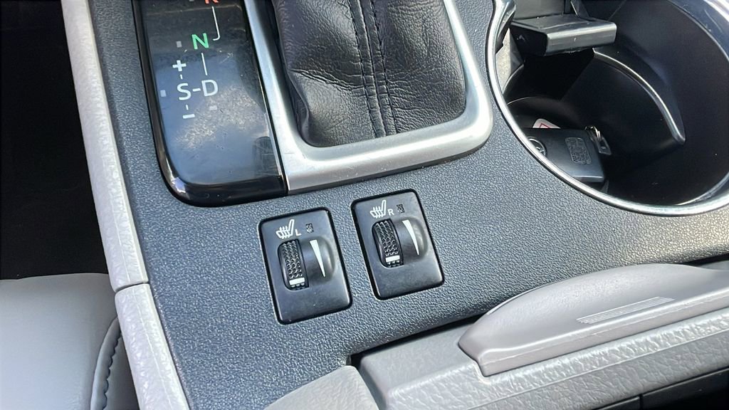 Used 2019 Toyota Highlander XLE w/ Carpet Mat Package (TMS) FWD image 17
